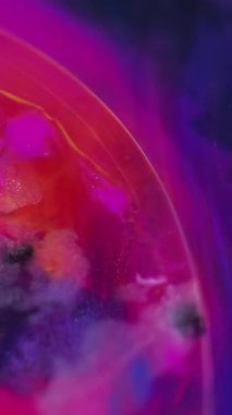 Dikey video. Yağlı boya balonları. Renk sisi. Mürekkep suyu karışımı. Odaklanmamış neon pembe mavi boya karışım jel küre yüzen hareket duman dokusu fantezi soyut sanat arka planı.