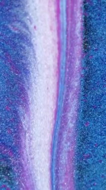 Dikey video. Boya damlası. Parıldayan sıvı dökülmüş. Odaklanmamış mavi beyaz renk metalik parıldayan desen akrilik mürekkep emülsiyon hareket soyut sanat arka planı.