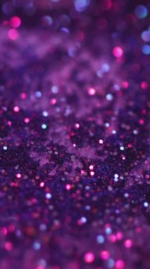 Dikey video. Islak sim dokusu. Boya akışı. Odaklanmamış neon mavisi mor renk parıldayan bokeh ışık daireleri akrilik mürekkep dalgası hareketli soyut sanat arkaplanı.