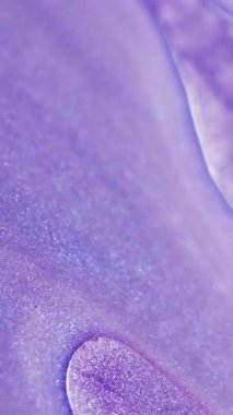 Dikey video. Parıltılı boya döküldü. Mürekkep suyu dalgası. Odaklanmamış mor beyaz renk parıldayan desen jel emülsiyonu soyut sanat arkaplanı akışı..