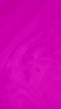 Dikey video. Neon sisi. Pembe akış. Su sanatının soyut arka planında titreşen dokuların hareketlerini gösteren nemli morumsu renk..