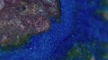Işıldayan boya dalgası. Parlak mürekkep akışı. Bulanık mavi, siyah, ışıltılı parçacıklar. Doku sıvısı. Soyut sanat arkaplanı..