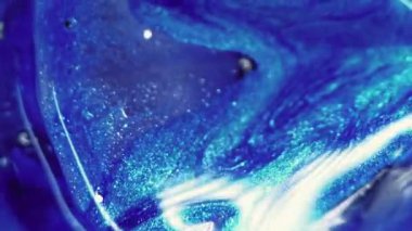 Köpüklü boya. Damla mürekkebi. Parlak değerli taş. Odaklanmamış mavi mor renk lüks kristal parlaklık ışıl ışıl sıvı parıltı soyut sanat arka planı.