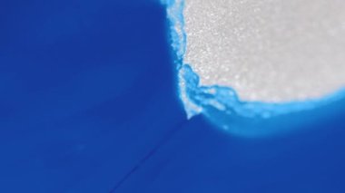 Parlak sıvı dokusu. Boya karışımı. Bulanık beyaz renk parıldayan parçacıklar ıslak emülsiyon mürekkep sızıntısı açıcı hareket soyut sanat arkaplanı.