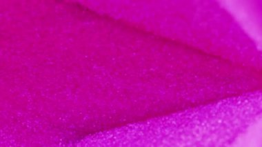 Neon ışıklı arka plan. Parıldayan prizma. Odaklanmamış pembe mor renk spektrumu ışıltılı sıvı dökülme hareketi geometrik üçgen soyut sanat tasarımı.