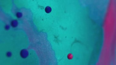 Renkli damlalar. Parlak mürekkep. Odaklanmamış mavi pembe renkli parlak baloncuklar yüzer parlak yağ damlaları ışıldar sıvı ıslak doku soyut sanat arka planı.