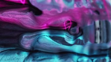 Dikey video. Mürekkep kafatası. Neon iskelet. Ölüm laneti. Odaklanmamış floresan mavi pembe renk açık siyah simli doku boya akışı siber baş koyu soyut sanat arka planında.