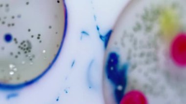 Parlak. Köpük parlatıcısı. Odaklanmamış mavi, sarı, gümüş rengi, parlak su emülsiyonu, parlak pullar, parlak, soyut sanat arkaplanı..