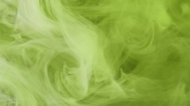 Sis hareketi. Haze bulutu. Işıldayan yeşil mürekkep buharı mistik dalga dokusu altın parıltılı arka planda girdap şeklinde soyut sanat yayıyor..