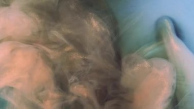 Buhar bükme. Parlak sis bulutu. Duman mürekkebi. Fantezi altın mavisi buhar parıldayan sis hareketi soyut mistik sanat arkaplanı.