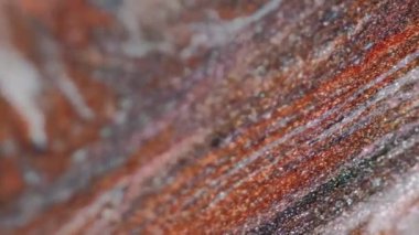 Parıltılı boya döküldü. Mürekkep damlası. Odaklanmamış kahverengi altın rengi ışıl ışıl parçacıklar mermer dokusu sıvı cila akışı soyut sanat arka planı.