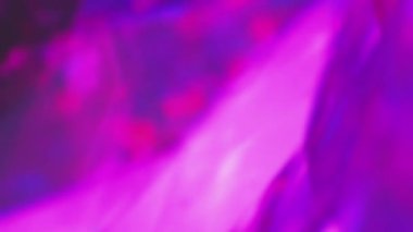 Neon prizması. Bulanık ışık parlaması. Göz kamaştırıcı. Odaklanmamış parlak mavi mor yeşil renk parlayan ışınlar disko aydınlatma sanatının soyut arka planı.