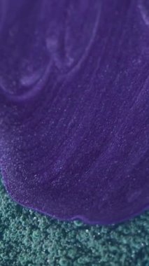Dikey video. Parıldayan jel damlası. Köpük sıvısı. Odaklanmamış mor renkli köpüklü damlacık deseni yağlı boya sızıntısı dalga hareketi soyut sanat arkaplanı.