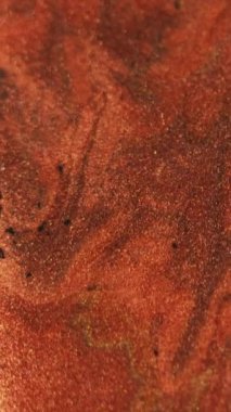 Dikey video. Boya dökülmüş. Parıldayan sıvı dalga. Odaklanmamış bronz kahverengi renkli titreşimli parçacıklar titreşimli mürekkep emülsiyon açıcı hareket mermer dokusu soyut sanat arka planı.