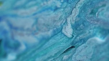 Parlak sıvı dokusu. Mürekkep dalgası. Bulanık mavi renk parıldayan metalik akrilik boya emülsiyon akışı soyut sanat arka planı.