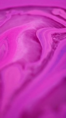 Dikey video. Mürekkep arkaplanı. Pigment hareketi. Odaklanamayan pembe mor sıvı boya girdapları ıslak maddeye yayılıyor hipnotik soyut sanat eserlerine..