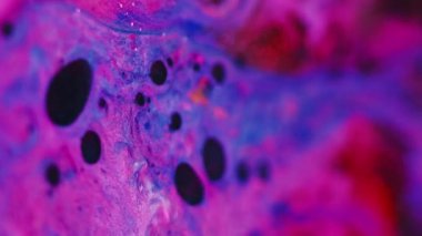 Dikey video. Boya baloncukları. Yağ sıvısı. Mürekkep karışımı. Odaklanmamış neon pembesi mavi siyah simli köpük desen emülsiyon akışı soyut sanat arka planı.