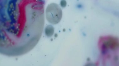 Parıldayan baloncuk. Islak mürekkep. Su dokusu. Odaklanmamış beyaz, mavi, gümüş rengi, yağ damlaları, parlak pullar, köpük emülsiyon, soyut sanat arka planı..