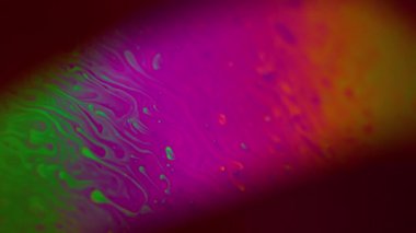Lav lambası sıvısı. LSD sıvı damlaları. Odaklanmamış neon yeşil, mor, mavi, mavi, mavi, karışık, UV ışık ışını soyut sanat arka planında hareket gradyanı..
