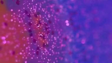 Dikey video. Parıltı dalgası. Bokeh 'in ışıltılı dokusu. Bulanık neon mavi renk parıldayan pullu parçacıklar yarı saydam sıvı akış soyut sanat arka planı.