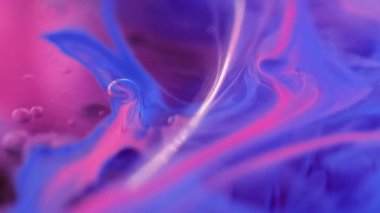 Mürekkep suyu karışımı. Jel sıvısı. Bulanık mavi pembe renk şeffaf kabarcıklar yüzen yağ dokusu boya harman hareketli soyut sanat arka planı.