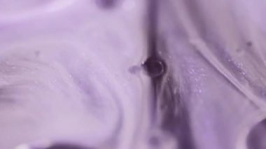 Işıldayan köpük. Pırıltılı sis. Odaklanmamış mor beyaz renk şeffaf köpükler yüzen mürekkep akışı hareketi soyut sanat arkaplanı.