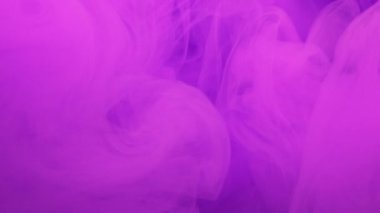 Renkli sis akışı. Mürekkepli su sıçraması. Odaklanmamış mor floresan pembe buhar dalgası serbest alan ile hareket soyut sanat arkaplanı ortaya çıkarıyor.