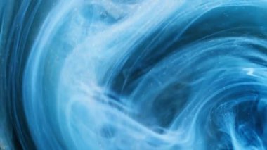 Buhar girdabı. Sis girdabı. Odaklanmamış mavi beyaz renk parlayan buhar dokusu mürekkep yüzen karışım girdap döndürme soyut sanat arkaplanı.