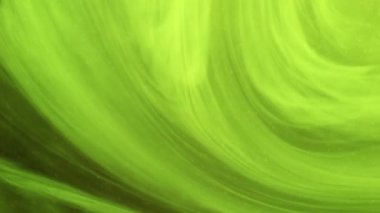 Duman yüzüyor. Su karışımı boya. Odaklanmamış yeşil parlayan alev buharı desen mürekkep döndürme akışı hipnotik hareket soyut sanat arka planı.