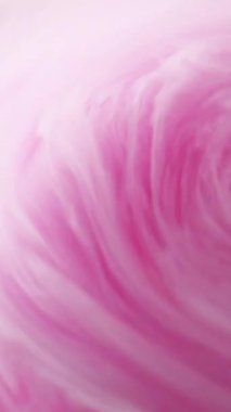 Dikey video. Duman girdabı. Su karışımı boya. Pembe eflatun pastel ipek sarmal hava sisi akrilik sıvı mürekkep akrilik sanat arka planı.