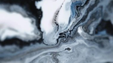 Sıvı mermer dokusu. Akrilik boya dökülmüş. Odaklanmamış siyah beyaz gri renkli parlak toz parçacıkları mürekkep girdaplı sıvı karışımı hareket soyut sanat arkaplanı.