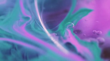 Mürekkep jeli. Sualtı renk karışımı. Bulanık yeşil mor şeffaf kabarcıklar yüzen yağ dokusu boya harmanlanmış hareket soyut sanat arka planı.