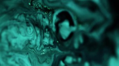 Mürekkep sıçraması. Işıldayan sıvı. Bulanık mavi siyah renkli parlayan parçacıklar dokusu sıvı hareket soyut sanat arkaplanı.