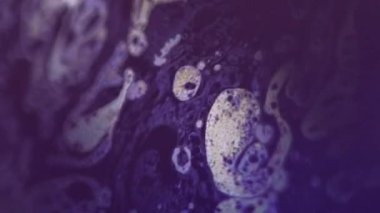 Akrilik dökülmesi. Köpüklü su. Odaklanmamış mavi turuncu yağ dokusu emülsiyon damlacıkları koyu siyah ışık parlaması üzerinde yüzer soyut sanat arkaplanı.