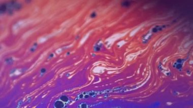 Boya karışımı. Köpük sıvısı. Odaklanmamış mavi turuncu gökkuşağı renk damlacıkları koyu siyah soyut sanat arka planında dalga hareketini harmanlarlar.