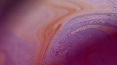 Boya karışımı akışı. Görünmez mürekkep karışımı. Odaklanmamış mor renkli akrilik emülsiyon mermer kıvrımlar koyu soyut sanat arka planında dalgalanır.