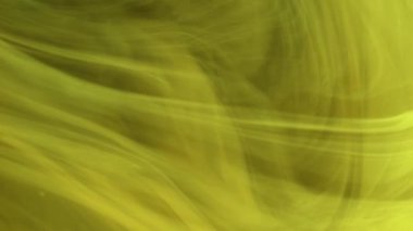Duman bulutu. Mürekkep suyu girdabı. Bulanık sarı, ışıldayan sisli, desenli boya dalga dalga soyut sanat arkaplanı..