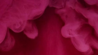 Buhar yüzüyor. Mürekkepli su sıçraması. Odaklanmamış canlı morumsu pembe renkli simli partiküller buhar dalgası serbest alan ile hareket soyut sanat arkaplanı ortaya çıkarıyor..
