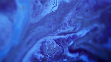 Parlak mürekkep dalgası. Islak mermer. Bulanık neon mavisi parlayan parlak parçacıklar dokusu sıvı sızıntısı karışık hareket soyut sanat arkaplanı.