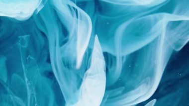 Buhar akışı. Boya suyu sıçraması. Odaklanmamış mavi renkli sis bulutu simli parçacıklar yüzen doku mürekkebi hareketli soyut sanat arkaplanı ortaya çıkarıyor.