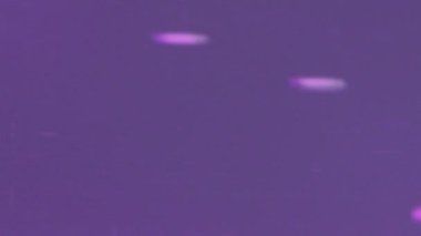 Bokeh gevreği. Bulanık parıltı. Odaklanmamış neon rengi pembe parlak ışık lekeleri yüzen hareketli parçacıklar soyut sanat arka planı.