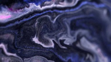 Köpüklü boya karışımı. Sıvı dökülmesi. Bulanık mavi siyah renk parıldayan desen sıvı akış hareketi koyu soyut sanat arkaplan.