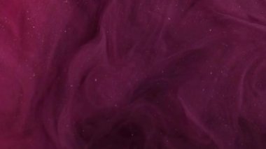 Parıldayan duman. Suyu boya. Odaklanmamış pembe renkli parlak toz dokusu koyu soyut sanat arka planında sis akışı hareketi.