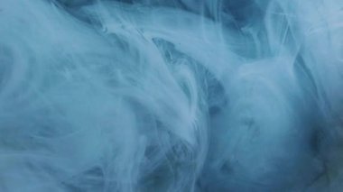 Sis bulutu. Mürekkep suyu karışımı. Bulanık mavi renk toz parçacıkları doku buharı hareket eden yaratıcı sanat arkaplanı yayıyor.