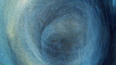 Parlayan duman. Mürekkep girdabı. Odaklanmamış mavi altın rengi buhar bulutu parlak parçacık dokusu su yüzeyindeki soyut sanat arka planında yüzen boya..