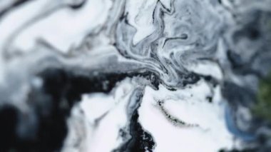 Sıvı mermer. Parlak mürekkep damlası. Odaklanmamış siyah beyaz renkli parlak parçacıklar akrilik su boyası sıçrama dalgası hareketli soyut sanat arkaplanı.