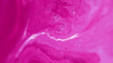 Boya sıçraması. Su boyası akıyor. Odaklanmamış pembe beyaz renk pigment tozları mürekkep girdabı akrilik sıvı emülsiyon sıvı akım hareket soyut sanat arka planı.