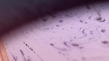 Boya karışımı. Köpüklü sıvı akışı. Odaklanmamış mor renk yağ dokusu koyu soyut sanat arka planında sıvı dalga hareketi.