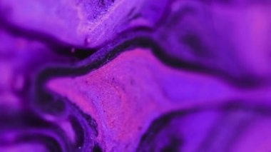 Parlak mürekkep damlası. Parlak sıvı doku. Bulanık mor pembe, parlak kum tanecikleri pigment sızıntısı akrilik boya sıvısı akışkan hareket soyut sanat arka planı.