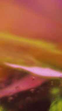 Dikey video. Jel sıvısı. Sıvı sıvısı. Odaklanmamış pembe yağ yapışkan eğrisi baloncuk akışı çözümü Bokeh ışığı soyut arkaplan kıvılcımları.